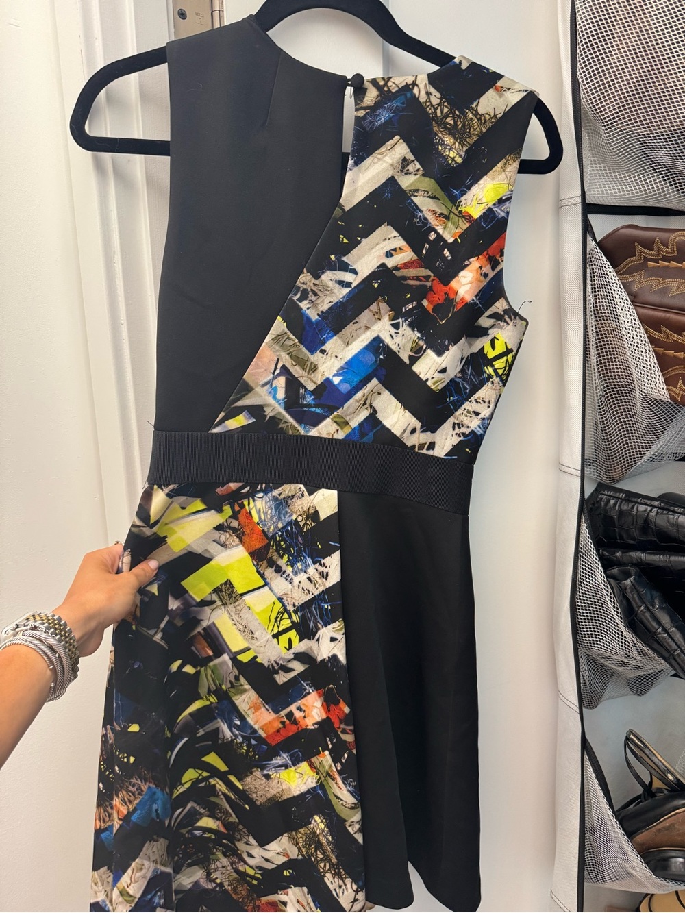 Milly size 2 Black Abstract Chevron Print Sleeveless Dress